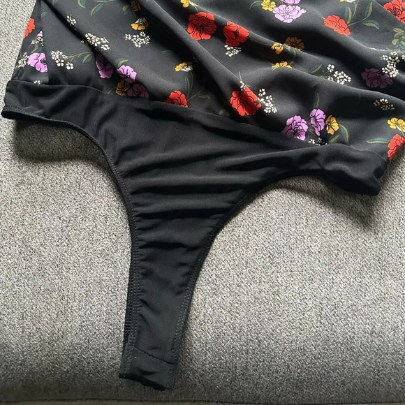 ASTR Floral V Neck Bodysuit Medium - Picture 6 of 6